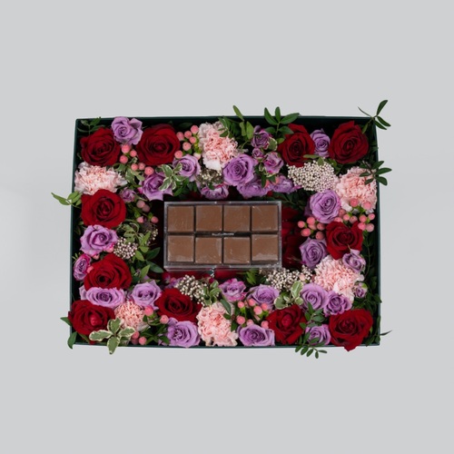 Marseille Box V - Marseille Box contains red and purple roses and chocolate boxWidth: 40 cm x 30 cm   Height: 13 cm