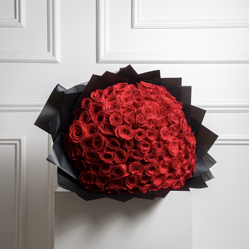 Rose Hand Bouquet III - This bouquet contains 100 fresh Red roses in a black wrapping.   Height: 50 cm - Width: 30 cm