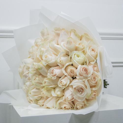 White Rose Hand Bouquet II - This bouquet contains 50 fresh white roses in a white wrapping.   Height: 50 cm - Width: 30 cm