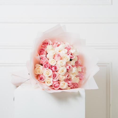 Pinky Bloom II - This bouquet contains 50 fresh white and pink roses in a white wrapping.   Height: 50 cm -  Width: 30 cm