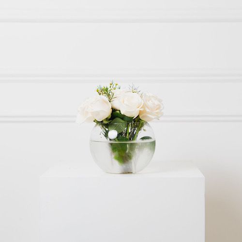 White Roses - A glass vase that contains white roses.   Height: 45 cm  -  Width: 20 cm