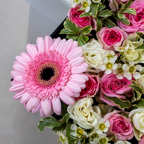 Pink tray - This beautiful tray contains gerbera flower and pink and white roses and a mini cake.