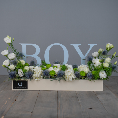 Boy - يحتوى البوكيه على خليط من الزهور الطبيعية هايدرنجا استوما وارينجيم