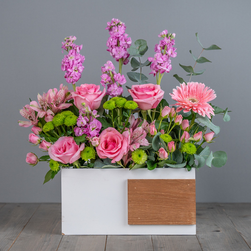 pink wood - يحتوى البوكية على خليط من الزهور الطبيعية من الجورى والبيبي جوى والميثولا والجاربيرا.