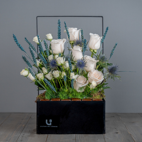 white box - يحتوى البوكيه على خليط من الزهور الطبيعية من الجورى والبيبي جورى والارنجيوم مع الشوكلت البلجيكية.