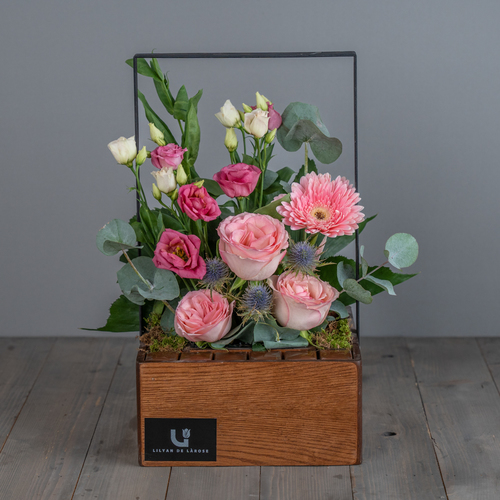 box B - يحتوى البوكية على خليط من الزهور الطبيعية جورى واستوما واكليبتوس مع الشوكلت البلجيكية.