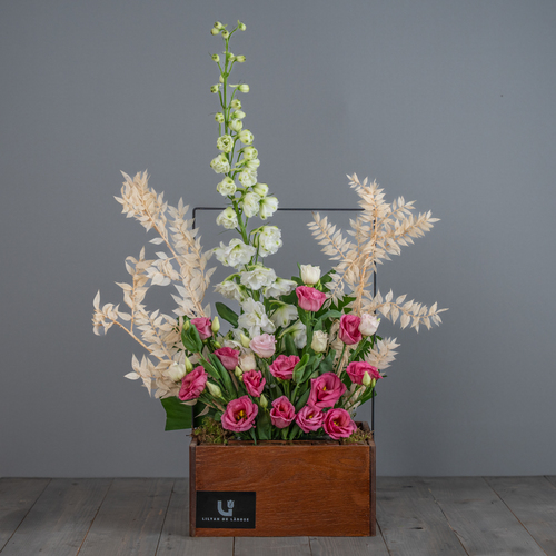 Nada Box - يحتوى البوكية على خليط من الزهور الطبيعية من الدليفنيوم والاستوما مع الشوكلت البلجيكية