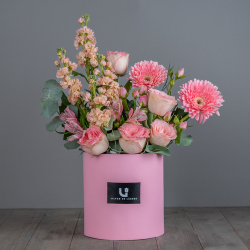 pinky box - يحتوى البوكية على خليط من الزهور الطبيعية من الجورى والجاربيرا والبيبي جورى والميثولا