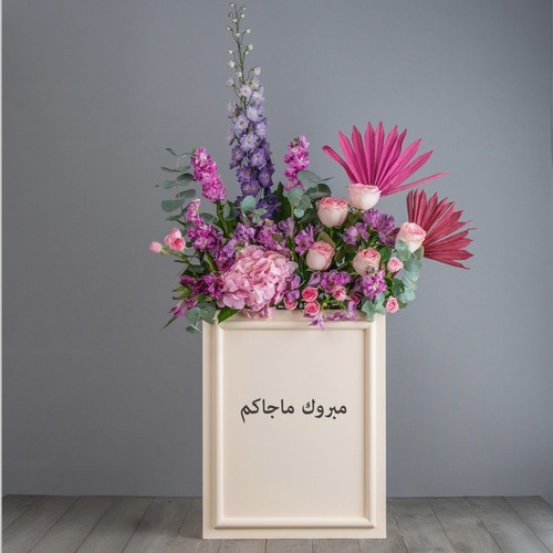 Pink box 1 - يحتوى البوكية على خليط من الزهور الطبيعية دليفنيوم وجورى وبيبي جورى والستروميريا وميثولا وهايدرنجا  عرض 50 ارتفاع 120