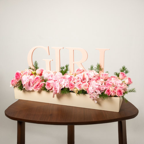 girl2 - يحتوى البوكية على خليط من الزهور الطبيعية هايدرنجا وبيبي جورى