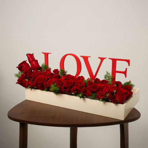 Love - يحتوى البوكية على خليط من الزهور الطبيعية جورى وبيبي جورى