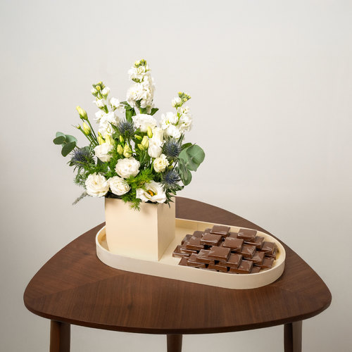 light box - يحتوى البوكيه على خليط من الزهور الطبيعية ميثولا واستوما مع الشوكلت البلجيكية.