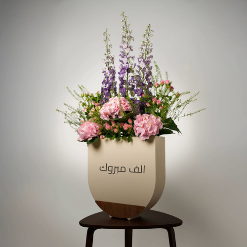 purple stand - تحتوى الباقة على خليط من الزهور الطبيعية دليفينيوم وهايدرنجا بيبى روز. العرض 55سم الارتفاع 110سم