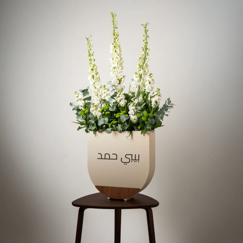 metolla - تحتوى الباقة على زهور الدلفينيوم والميثولا الطبيعية. متاح تغير الاسم حسب الرغبة ارتفاع 90سم عرض 50سم