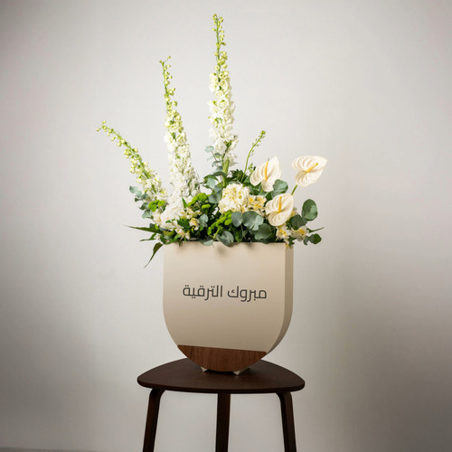 dlaly - تحتوى الباقة على زهور الدلفينيوم والانثريم والهايدرنجا الطبيعية. 
 ارتفاع 90سم عرض 50سم