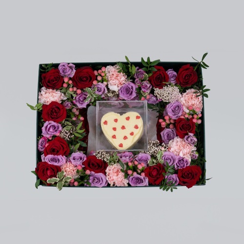 Marseille Box III - Marseille Box contains red and purple roses and mini heart shape cake 
Width: 40 cm x 30 cm 
   Height: 13 cm