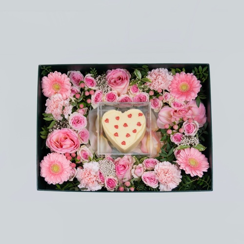 Cannes Box I - Cannes Box contains pink roses and mini heart shape cake Width: 40 cm x 30 cm 
 Height: 13 cm