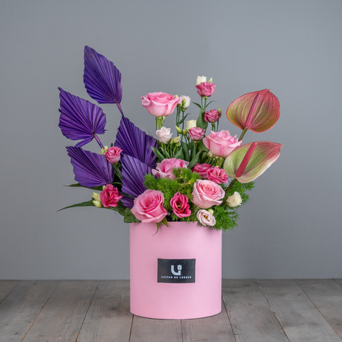 lolo box - يحتوى البوكية على خليط من الزهور الطبيعية جورى واستوما وانثريوم