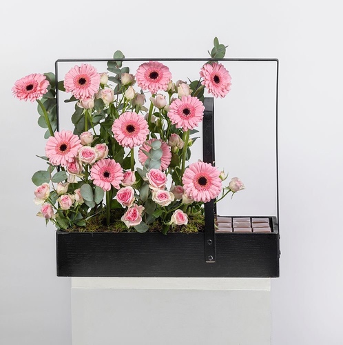 All Pink Stand - This All Pink Stand contains with our beautiful Gerbera flowers with baby roses and 18 pieces of chocolate.