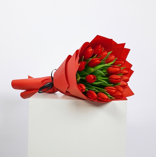 توليب الاحمر - Fresh Red Tulips with your choice of wrapping color.