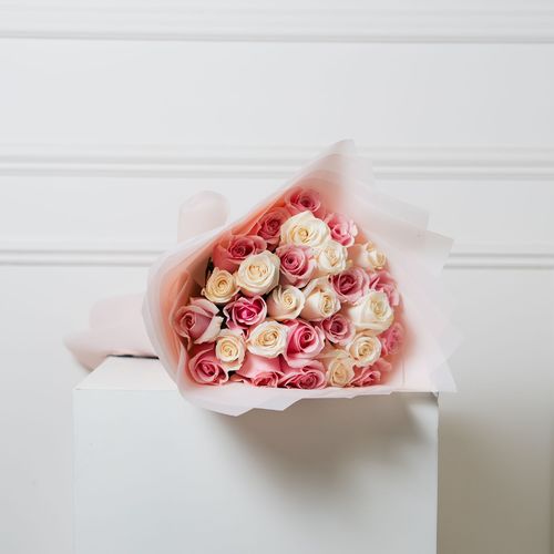 Pinky Bloom I - This bouquet contains 25  fresh white and pink roses in a white wrapping.    Height: 45 cm  -  Width: 20 cm