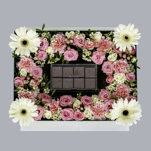 Nice choco - Nice Box contains gerbera flowers and pink roses and Belgian chocolates. Width: 40 cm x 30 cm    Height: 13 cm