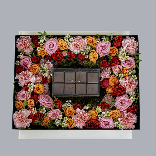 Saint Choco - Saint I Box contains red, pink and orange roses and Belgian chocolates.Width: 40 cm x 30 cm 
   Height: 13 cm