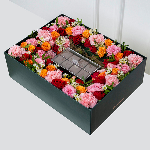بوكس سانت - بوكس سانت يحتوي على زهور باللون البرتقال والاحمر والوردي مع الشوكلاتة البلجيكية العرض: 40 سم * 30 سم    الارتفاع: 13 سم