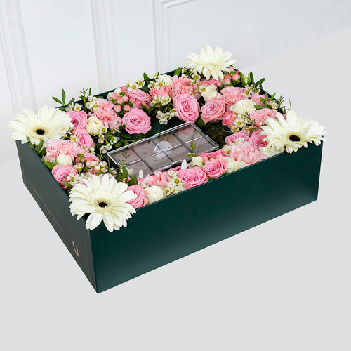 بوكس نيس - بوكس نيس يحتوي على زهور جربيرا و ورود وردية مع الشوكلاتة البلجيكية  العرض: 40 سم × 30 سم  الارتفاع: 13 سم