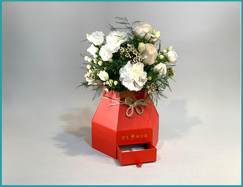 Gp284 - Box with fresh flowers and chocolate