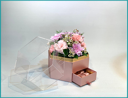 Gp285 - box acrylic with chocalet and fresh flowers