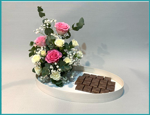 Gp287 - wood box with fresh flower and chocloet