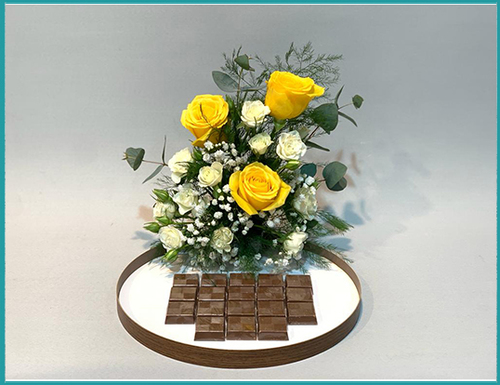 Gp288 - wood circle box with fresh flowers and choclet