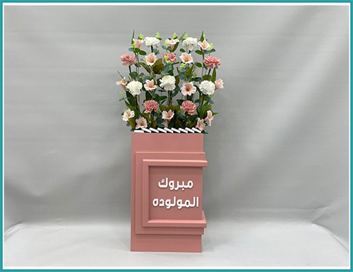 Gp284 - WOOD STAND WITH FLOWERS AND CHOCOLATE