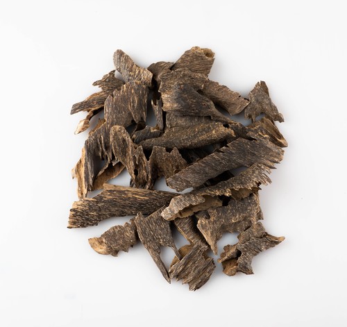 zawaya hindiun - indian angled oud, 
 crack full of fat, 
 Sweet sweet flavor is one of the most beautiful flavors of Indian oud. 
 Professionally cleaned.