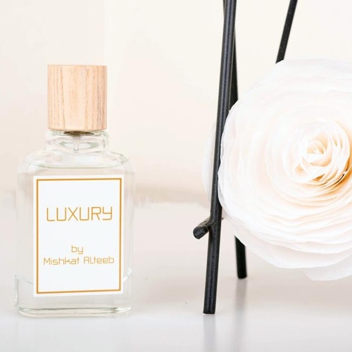 مشكاة الطيب - LUXURY - اجتمعت الفخامة في هذا العطر ، مزيج فخم ومتناسق بين العود الهندي الفاخر ، والزعفران والصندل والمسك ،سيكون عطرك الأول لأي مناسبة ،
 عطر إبداعي مناسب لمحبي البخور ، من تصميمنا الخاص بمعايير العطور العالمية ، موافق لإشتراطات الرابطة الدولية للعطور (IFRA) ، رائحة إبداعية جديدة في عالم العطور غير مكررة.