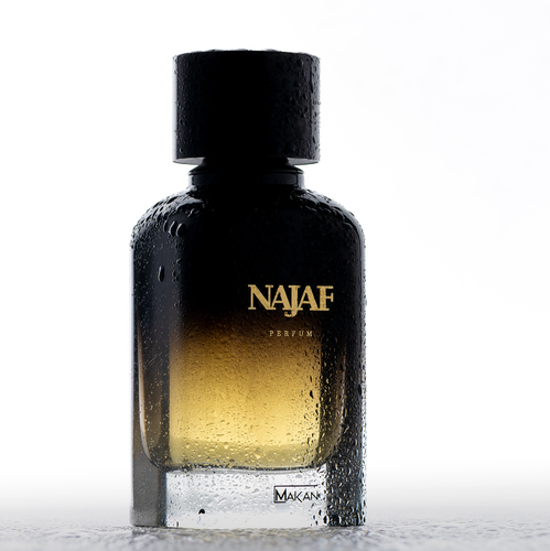 Makan Perfumes - NAJAF - نَـجَـف - هذه الأرضُ لا نَظير لها .. اندماجٌ غيرُ اعتيادي للرجولةِ المَحضَة مع العاطفةِ الكامنة.المكونات:المقدمة: أوراق التبغ ورائحة التوابل. القلب: الكاكاو التونكا وبراعم التبغ. القاعدة: فواكة مجففة والأخشاب والعنبر. 
 100 مل