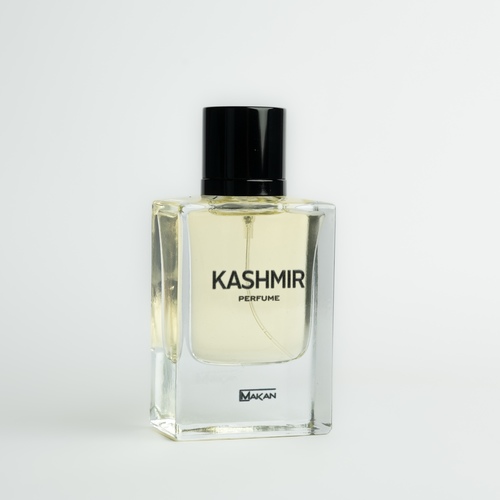 KASHMIR - كشمير (50ml) - الأرضُ الصارخةُ بطبيعَتِها .. الرائحة التي تَنفَخُ الحياة وتَستَفِزُ الحواس الخمسة، أو السِتة!المكونات:
المقدمة:البرغموت, الفلفل الوردي, المريمية.
القلب:نجيل الهند من هايتي, الجلود.
القاعدة:الأمبروكسان, أكيغالاوود, أوراق الباتشولي, الكاكاو.
50 مل