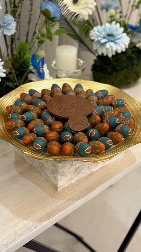 صينية العيد رقم 13 - صينية كريستال ذهبيه حلا جوكليت بلجيكي فاخر بحشواتنا اللذيذه مع اللوحه الصينيه فيها 100 حبة جوكليت