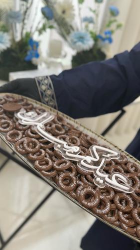 صينية العيد رقم 17 - صينيةالعيد حلا جوكليت طباعه مع اكريليك عبارة عيدكم مبارك الصينيه فيها 180حبه جوكليت