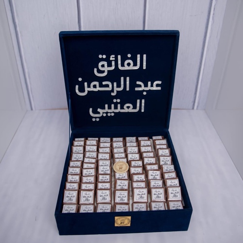 بوكس المخمل توزيعات - بوكس المخمل توزيعات مغلفهيحتوي على ٧٠ قطعه من التشوكليت بتغليف مطبوع  يمكنكم إختيار العبارات المناسبة لكم على الاكليرك وعلى التشوكليت الألوان المتوفرة من البوكس* أحمر* كحلي* أسود