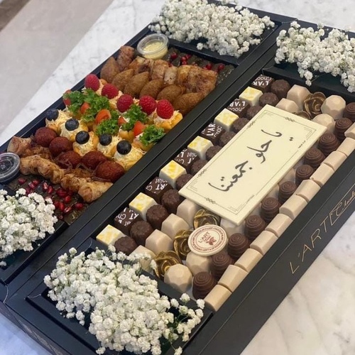 بوكسين حلا فاخر وموالح مشكلة - بوكسين 1_حلا فاخر  مع اللوحه و ورد نمنم 2_الموالح المنوعه  مسخن وورق عنب وفطائر   كبب مكس وتارت 
 مع ورد نمنم طبيعي بالاطراف 
 (العبارة من اختياركم ) (بالامكان وضعها في الخانه أسفل هذا المنتج )