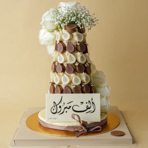 برج بشكل دمعه 80 حبه - برج جوكلت مزين بورد نمنم طبيعي  مع ورد جوري طبيعي&nbsp; بشكل دمعه بيج&nbsp; ٨٠ قطعه جوكلت&nbsp; بالاضافة الي لوحة الجوكلت بعبارةمن اختياركم