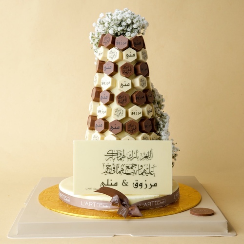 برج 80حبه تشكوليت سداسي - برج جوكلت&nbsp; سداسي
 مزين بورد نمنم طبيعي او ورد جوري طبيعي
 80 قطعه جوكلت بيج وبني&nbsp; بالاضافه الى لوحة الجوكلت بعباره من اختياركم