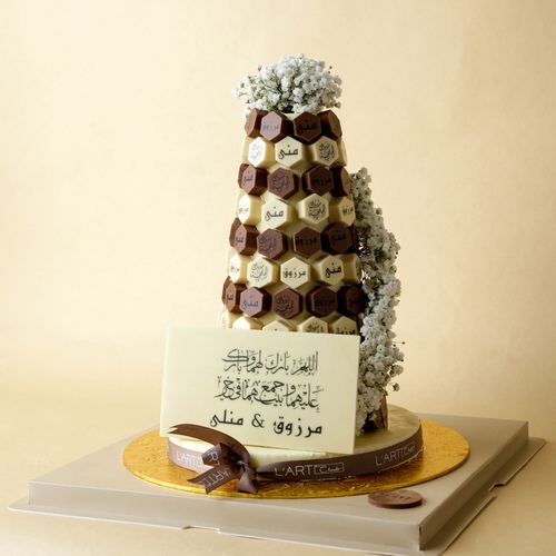 برج ١٠٠ حبه تشوكليت سداسي - برج جوكلت  سداسي مزين بورد نمنم طبيعي او ورد جوري طبيعي ١٠٠ قطعه جوكلت بيج وبني&nbsp;
 بالاضافه الى لوحة الجوكلت بعباره من اختياركم