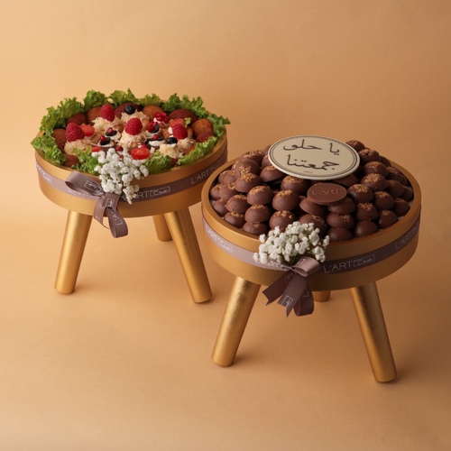 صينيتين حلو وموالح - صينية حلو فيها ١٤٠ حبه من التشوكليت مع اللوحة الدائرية&nbsp; وصينية موالح فيها ٣٥ حبه من الكبب والتارت