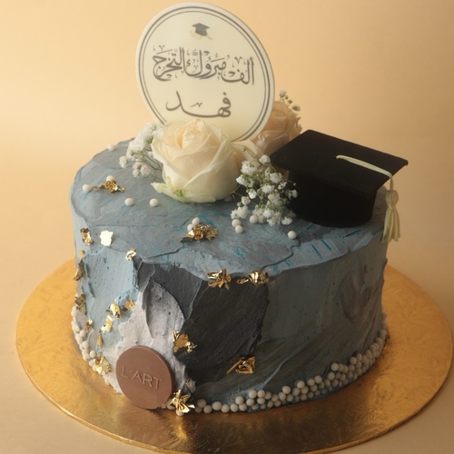 كيكة تخرج - كيكة تخرج مزينة بورد طبيعي
 مع عبارة من&nbsp; اختياركم&nbsp; بحشوات مختلفة