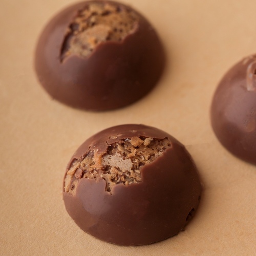 هاف بول بحشوة القهوه والكرانشي 250 جرام 35 حبه