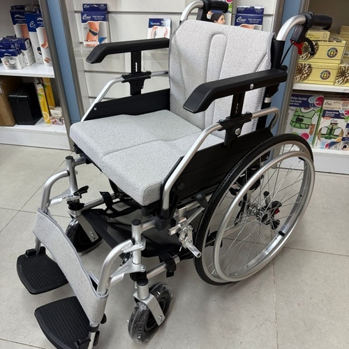 Aluminum chair with comfortable foam - 46 cm wide
Soft, contoured foam cushions provide long-lasting comfort for all-day sitting.
✔️ Sturdy yet lightweight aluminum frame
Made from high-quality, rust-resistant materials, ensuring durability and easy mobility.
✔️ Liftable armrests
Effortlessly transfer the chair to and from the bed or table.
✔️ Foldable footrest
Designed to maximize seating space and easily lifts for getting in and out of the chair.
✔️ Large rear wheels with dual brakes
Provide excellent stability and secure control for those seated behind.
✔️ Smooth-rolling front wheels
Easy to maneuver in tight spaces.