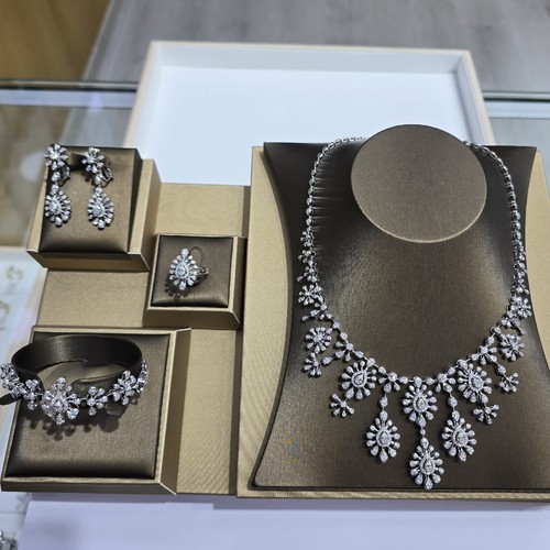 Full set gold (18k)(74.76)gr Diamond (8.4)crt VVS/FG L.G.D